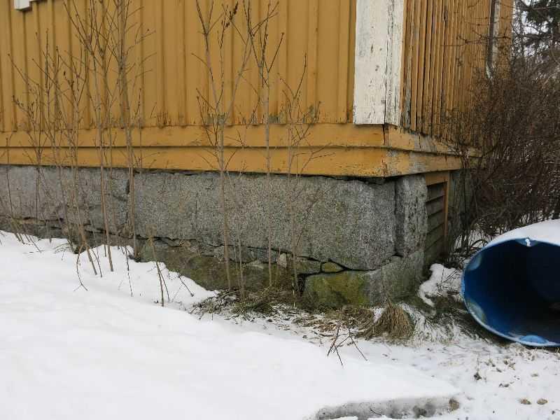 26 / 48 KYY 150 : 27 Kangasnimen tilakeskuksen päärakennuksen (rakennus 002) lounaiskulma perustus Miia Hinnerichsen 21.01.