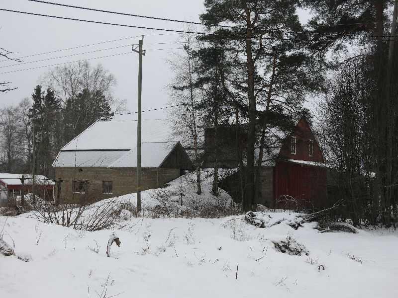 Rakennus on betoniperustainen, runko on muurattu semettitiilestä, julkisivut ovat vuoraamattomat, puhtaaksimuurattua sementtitiiltä. Kookas navetta on keskeinen osa tilakeskuksen pihapiiriä.