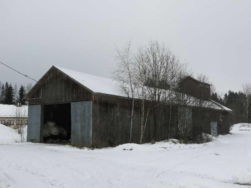 KYY 150 : 47 Kangasnimen tilakeskuksen perävaunukatos (rakennus 012) koillisesta Miia Hinnerichsen 21.01.2015 kuivuri ja konehalli, viljankuivaamo, 013 (rakennus ja konehalli kuivuri Kangasnim e n tilakeskuksen 00:00:00 etelästä.