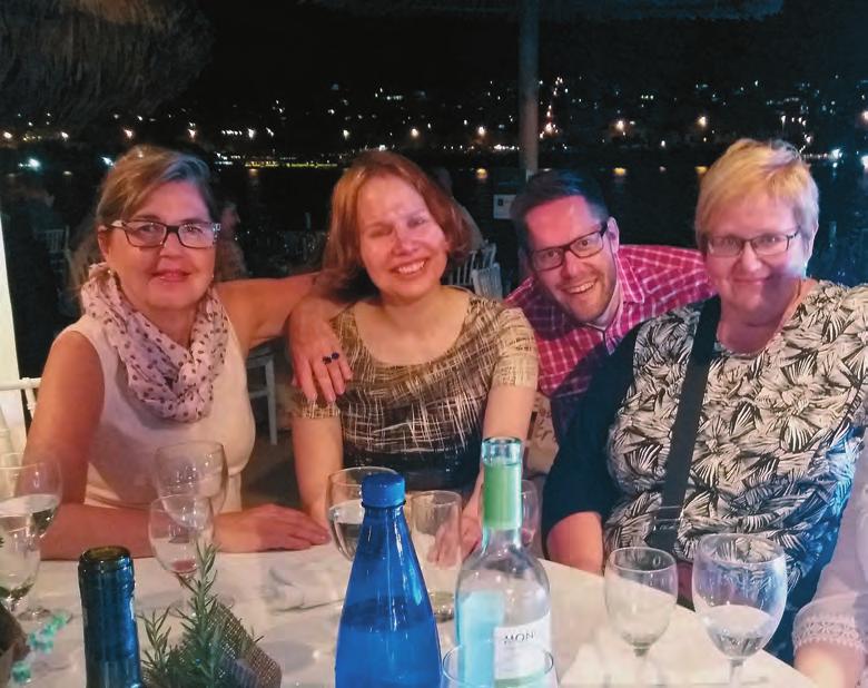 Kongressin gaalaillallisella, vasemmalta Solveig Linko, Tanja Savukoski, Tuomas Mäntylä ja Annakaisa Herrala. lähettämään omaan sähköpostiinsa.