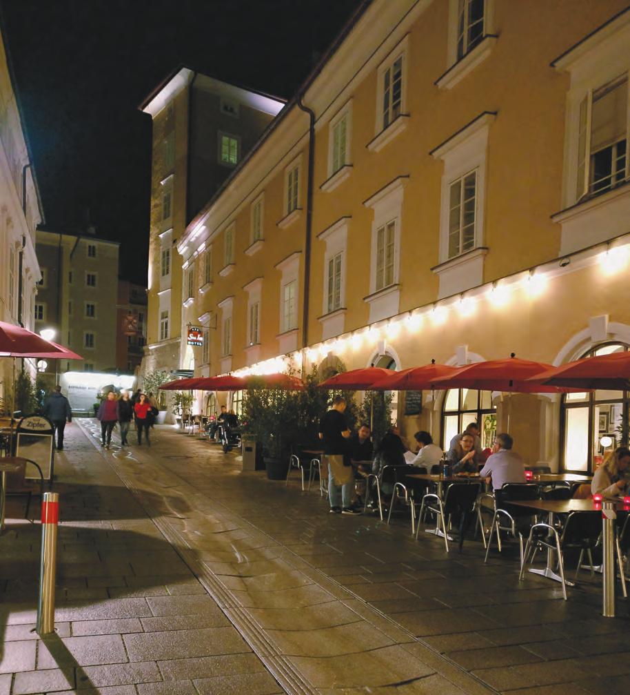 taustalla Salzburgin linna.