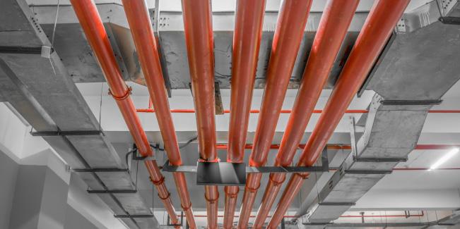 Paloturvallisuustekniikan ylläpitäminen SPRINKLERI- JA VESISUMULAITTEISTON HOITAJAKURSSI Kiinteistössä olevan sammutuslaitteiston tehtävä on sammuttaa alkava tulipalo tai ainakin rajoittaa sen