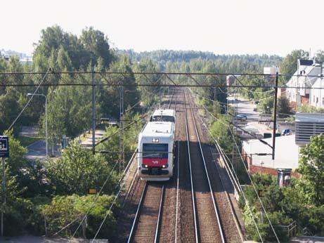 Kuvassa Sm4-vaunuparista koostuva M- juna Vantaankoskelle Malminkartanon aseman eteläpuolella. Kuva Juhana Nordlund 11.8.2007, Helsinki.