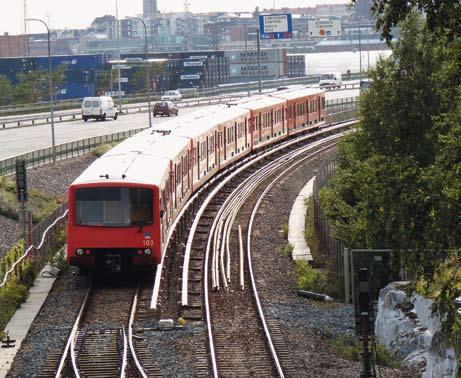 M100-sarjan juna (lähimpänä vaunuparina Nokkajuna M103+M104) loittonemassa vasenta raidetta kohti kaupungin keskustaa. Kuva Ilari Saarenaho 3.8.2007, Helsinki.