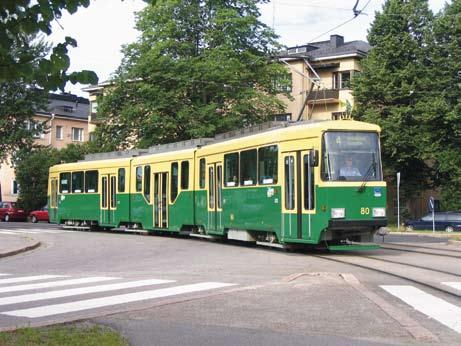 Väliosallinen nivelvaunu HKL 80 siirtyi Heinäkuussa Töölön puolelle. Tässä vaunu on kaartaa Munkkiniemen upeissa maisemissa. Kuva Juhana Nordlund 20.7.2007, Helsinki.