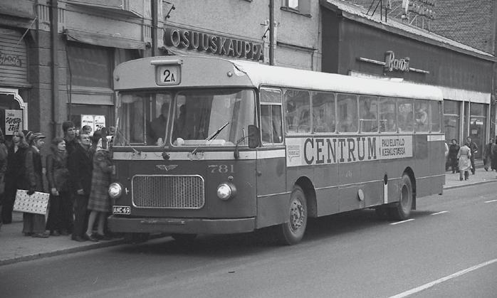 Entinen helsinkiläinen, TuKL 781 linjalla 2A Turun Kauppatorilla 4.10.1976. Kuva Jarmo Pyytövaara Z-junat liikennöivät 12.