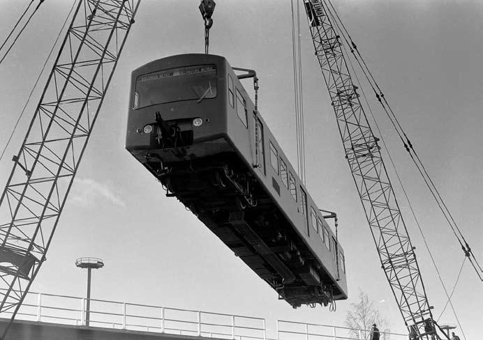 M1+M2 toinen vaunu on siirtymässä nosturien avulla Herttoniemen rautatieltä metron koeradalle. Kuva Jorma Rauhala 10.11.1971.
