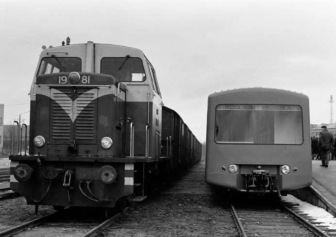 Metrojuna yleisöajelun merkeissä Siilitien alkuperäisellä puuasemalla. Junassa on sekarunko M2+M3 sekä M5+M6.
