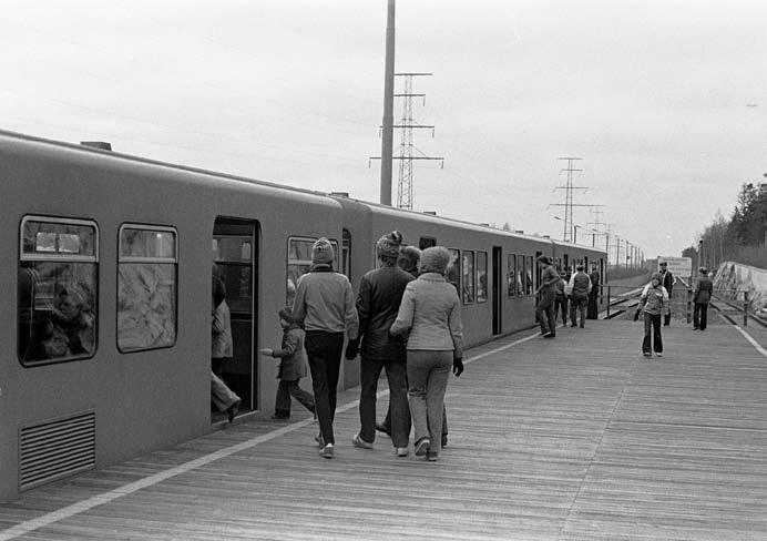 nittelukomitean, jonka tehtäväpiiriin kuului julkisen liikenteen pitkän tähtäimen suunnittelu. Suunnittelukomitea otti esikuvakseen Oslon esikaupunki- ja tunneliratojen rakentamisohjelman.