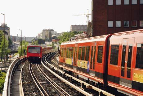 M100- ja M200-sarjojen junat kohtaavat Junatien sillalla. Metrojunissa on nähty viime aikoina yksittäisiä kylkimainoskampanjoita. Kuva Juhana Hietaranta, 11.6.2007.