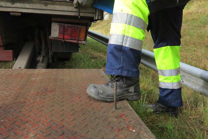 kuvan tappi aiheuttaa kompastumisvaaran ja on siksi väärin.