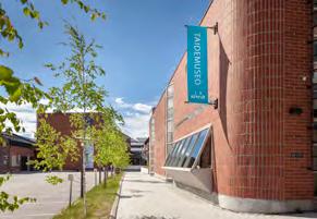 Rovaniemen taidemuseo Rovaniemen taidemuseo avattiin lokakuussa 1986 arkkitehti, professori Juhani Pallasmaan saneeraaman entisen postivarikon tiloissa.