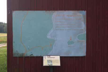 Pyhän Henrikintien varressa on tienviitta Pyhän Henrikin muistomerkille. Seuraava opaste löytyy vasta Taren suulin nurkan takaa, jossa on haalistunut karttaopaste rantaan.