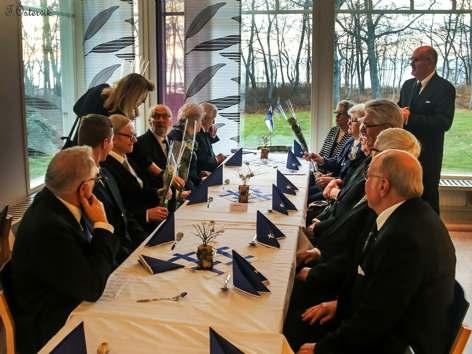 Vieraat vastaanotettiin siniseksi juhlavalaistuun kartanoon presidentin Matti Tamminen ja lady Arja Tamminen kättelyllä. Alkumusiikista vastasi Eurajoen Nuorisosoittokunta.