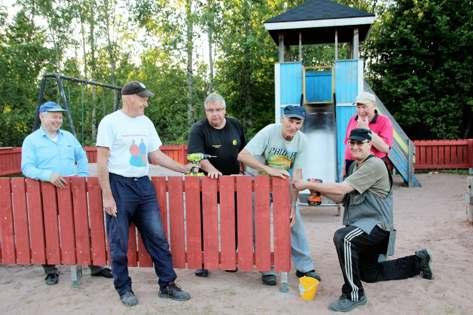 Halukkaat, eli käytännössä ne, jotka olivat siinä voin- Tilaisuuteen osallistui pieni, mutta sitäkin iloisempi ja herkistynyt sotaveteraaniryhmä.