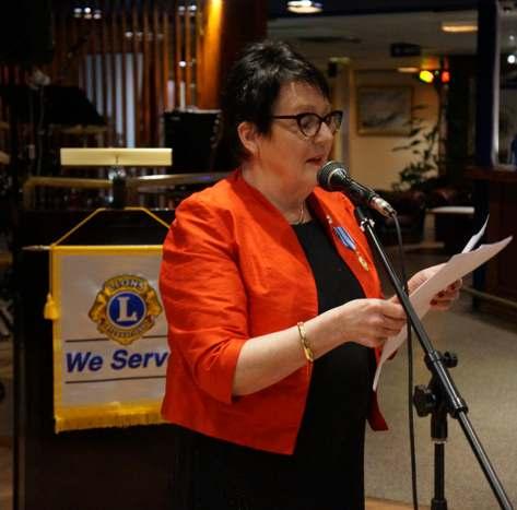 80 henkilöä. Jokilaakson klubin presidentti Arja Tuominen toivotti juhlaväen tervetulleeksi. Juontajana toimi Jukka Helin, LC Eura/ Pyhäjär- ven presidentti.