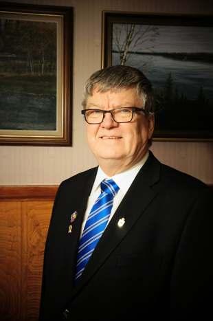 Luovutustilaisuudessa olivat läsnä Porin Seudun Isovanhemmat ry:n edustajana Veikko Nurmi ja Lions Club Pori / Juhanan edustajana Simo Koskinen: Olen 62-vuotias ja asun Raumalla.