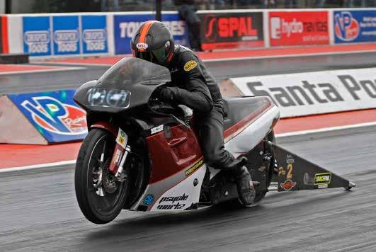 DRAG RACING Moottoripyörien kiihdytyskilpailu, joka ajetaan muulta liikenteeltä suljetulla asfalttiradalla. Fredrik Fredlund kruunattiin Euroopan mestariksi Pro Stock Bike -luokassa kaudella 2017.