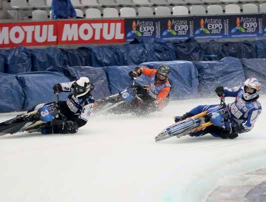 RATALAJIT Suomen jääspeedwayn MM-joukkue vasemmalta Mats Järf, Antti Aakko ja Tomi Tani.