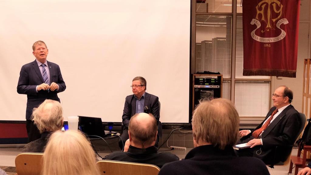 to 16.2. Veikko Tarvainen ja Timo Junttila esittelivät Äijäjoogakirjan. Tilaisuuteen osallistui 9 kuulijaa. ti 21.2. Kirjakahvilassa tutkija Matti Simola kertoi kirjastaan Punainen Helsinki 2 ja häntä haastatteli toimittaja Risto Kolanen.