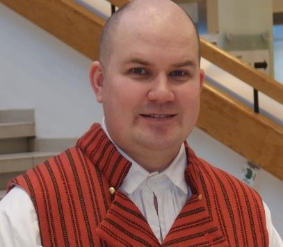LÄKSIÄISPUHE JUSSI KAIJANKAALLE 30.11.2017 Parahin Jussi H ienoa, että saimme aikoinaan juuri sinut torstairyhmämme ohjaajaksi Sinikan jälkeen. Meillä on synkannut hyvin.
