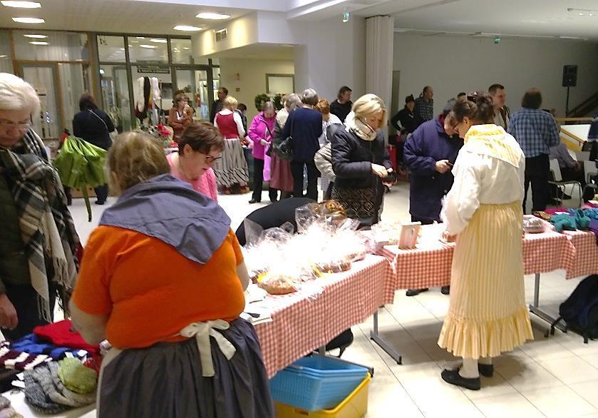 JOHAN HYT ON MARKKINAT SAMPOLASSA lauantaina 18.11.2017 Suomi 100 -juhlavuodeksi tanhuseuran perinteisiä syysmarkkinoita oli laajennettu useilla toimijoilla ja esiintyjillä.