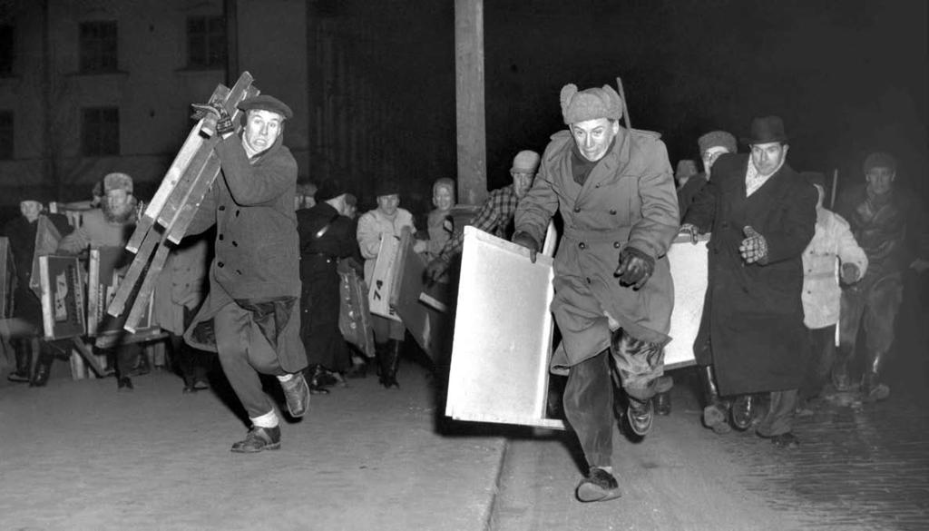 Holger Eklund Helsingin yöelämää 25. helmikuuta 1954. Puolen yön aikaan kello 24, kun vaalijulisteet sai pystyttää katujen varsille, tunnelma oli jännittynyt.