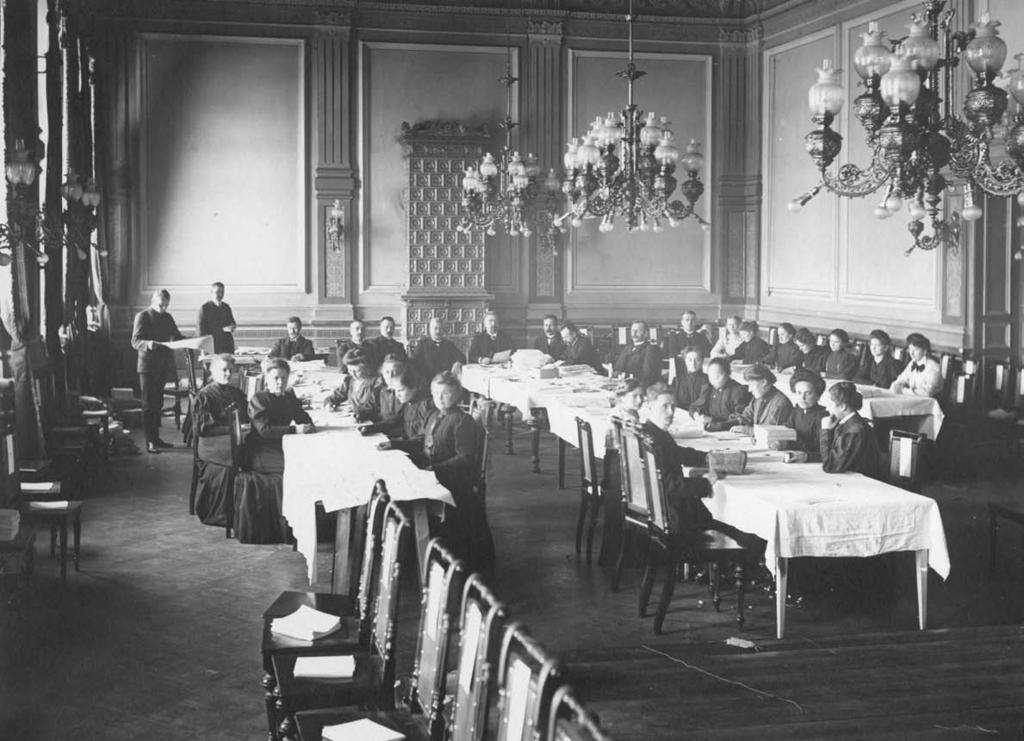 Evelina Stier Hämeenlinnassa vuoden 1907 vaalien äänet laskettiin kaupungintalon komeassa salissa. Vapriikin kuva-arkisto.