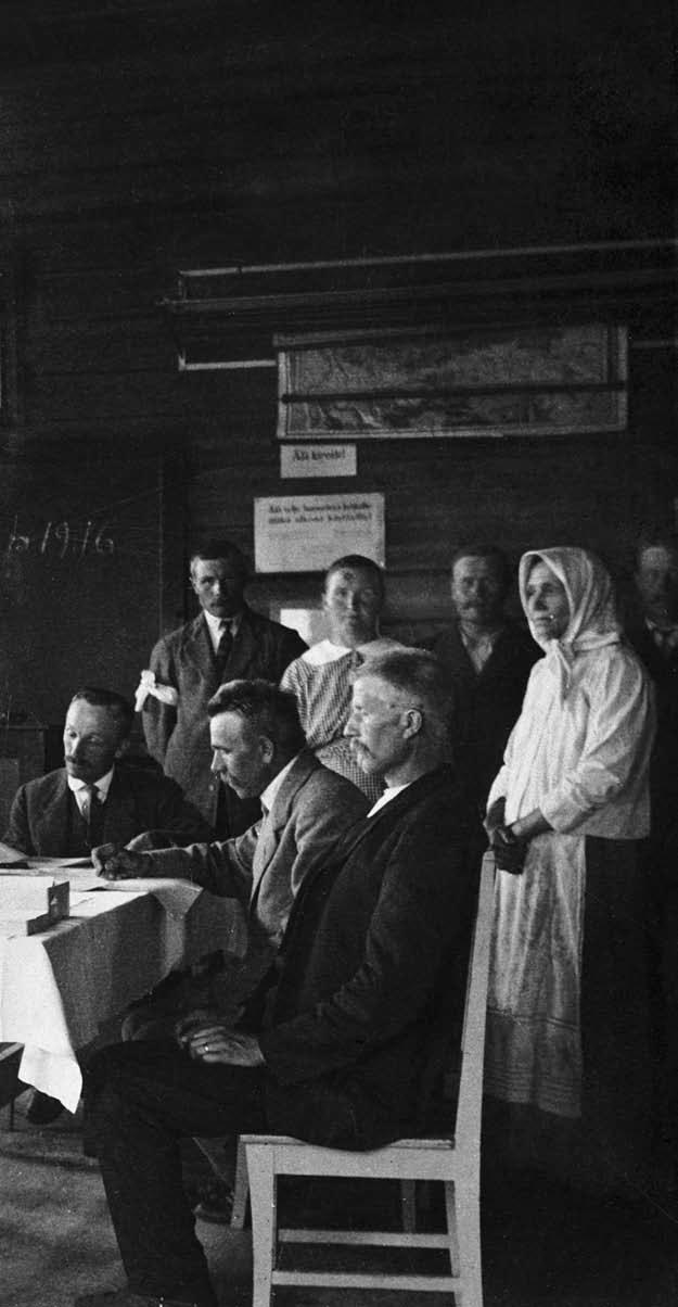 Vaalitilaisuus Ruoveden Hauhon koululla 1916. Vaalilautakunnan jäsenet vasemmalta Nestori Hauho, Juho Honkanen, Sulo Salmijärvi, Kalle Pansa ja Vihtori Jussila.