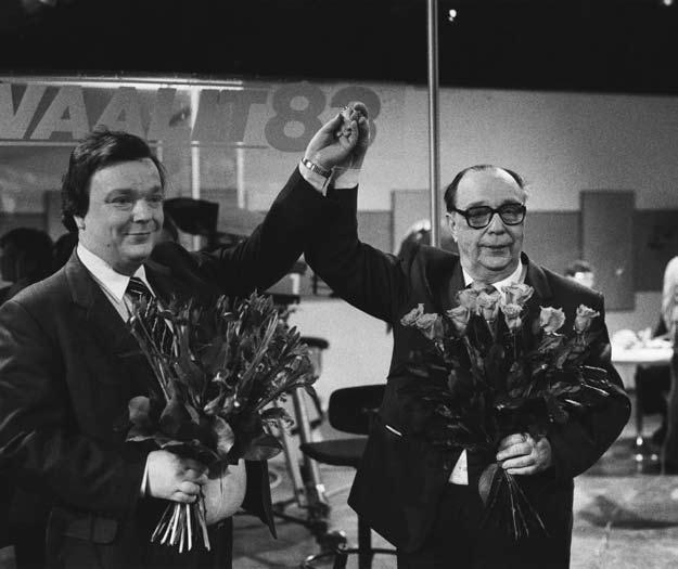 Kari Santala SMP:n vaalivoittajat 1983 isä ja poika Vennamo. Vasemmalla Pekka ja oikealla Veikko. Suomen Kuvapalvelu.