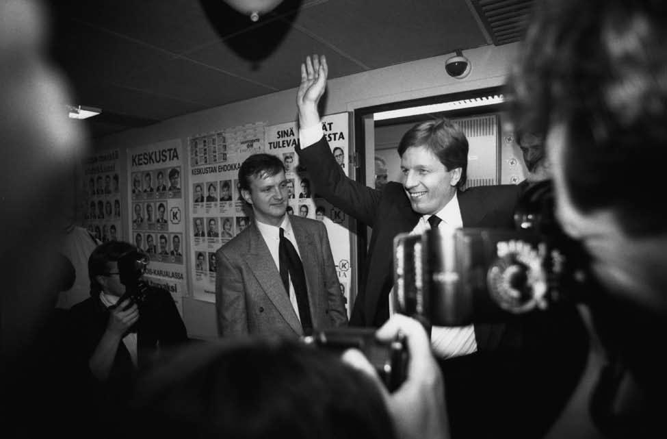 Markku Niskanen Esko Aho saapuu eduskuntavaalien voittajana keskustan puoluetoimistoon 17. maaliskuuta 1991. Suomen Kuvapalvelu.