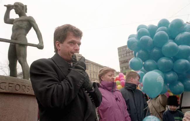 Sari Gustafsson Sauli Niinistö Kolmen sepän patsaalla 18. maaliskuuta 1995, päivää ennen eduskuntavaaleja. Lehtikuva. na tilanne muuttui.