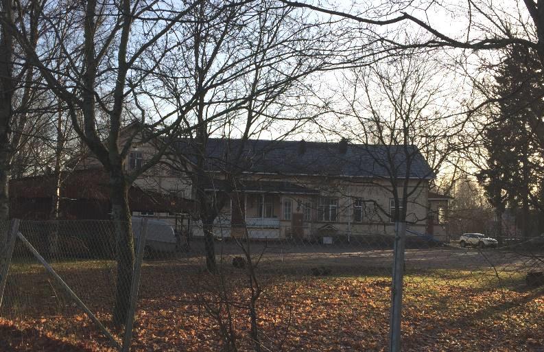 9 Koulurakennus luoteesta, kuva 11/2017 3.2 Suunnittelutilanne Koulurakennus maantieltä 110, kuva google street view Tekninen huolto Kaavoitettavan alueen kunnallistekniikka on olemassa.