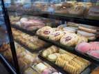 10-tien varrella Jokioisilla sijaitsevassa leipomossamme on myös tehtaanmyymälä-kahvio, jossa voit ostaa mukaan, tai herkutella paikanpäällä MAUN