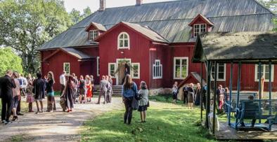Vapaa pääsy. Kuusiston Taidekartanolla on kolme kesänäyttelyä: Marco Pinton Marionettien maailma 17.5. 17.6. Ryhmänäyttely Rajattomuus 23.6. 5.8.