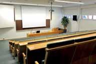 Talo edustaa postmodernia arkkitehtuuria. Suurin tiloista on 321-paikkainen Simelius-sali ja pienin 10 hengen kokoustila Resiina.