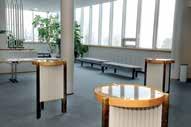 Suuressa kulttuuritalossa on palveleva henkilökunta ja ajanmukainen tekniikka. Eri salien välille saadaan kuvayhteys.