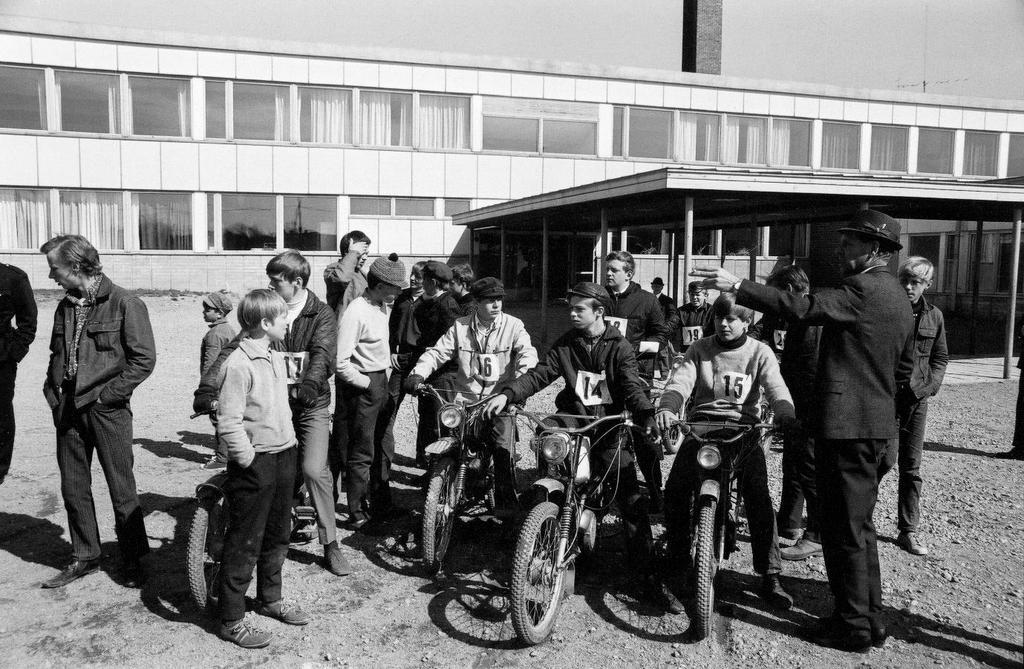 Nuorten moottoripyöräkilpailut Nurmijärven kansalaiskoulun (nykyisen Lukkarin koulu) pihalla 1960-luvulla. Matti Rintalan kuvakokoelma.