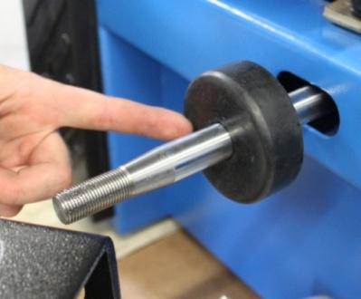Asenna olalta irrottimen levyn rajoitinkumi muttereilla kiinnittäen. Kiinnitä Joystick-ohjain.