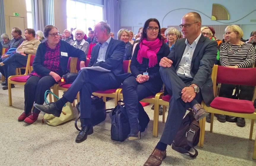 Seminaarin vieraat toivotti tervetulleiksi TVJ ry:n puheenjohtaja Paula Kukkonen (vas.). Toimitusjohtaja Aki Lindén (toinen vas.