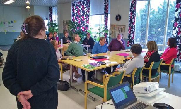 Huhtikuun aamukahvitreffeille kutsuttiin Turun ja ympäristökuntien väkeä käymään vuoropuhelua yhdistysväen kanssa. Etualalla keskustelua vetämässä TVJ:n puheenjohtaja Paula Kukkonen.
