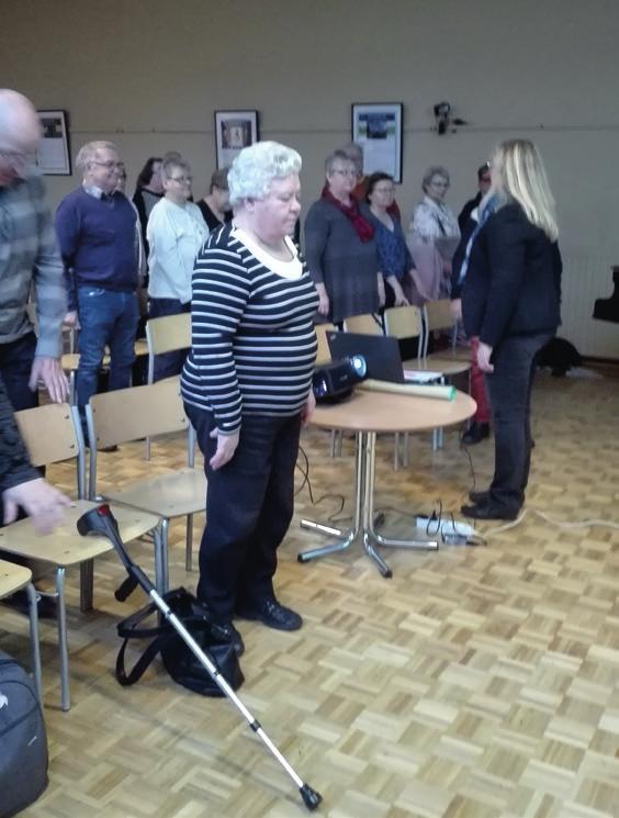 Kyykkyyn ja katsopa käsien asentoa.