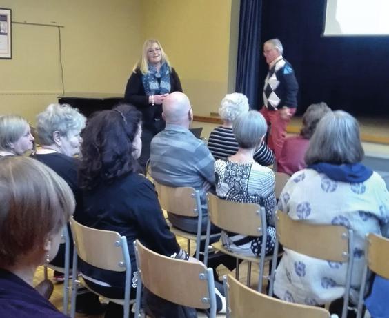 Monica Löfgren-Kortela kertoo arjen valinnoista ja takana kuvassa Tapani Kulo. Joku yllätti kuvaajan Anneli Heiskasen soppakattilan ääreltä.