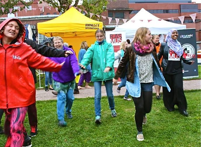 Monikulttuurinen piknik, jonka teemoja ovat ruoka, musiikki, urheilu ja