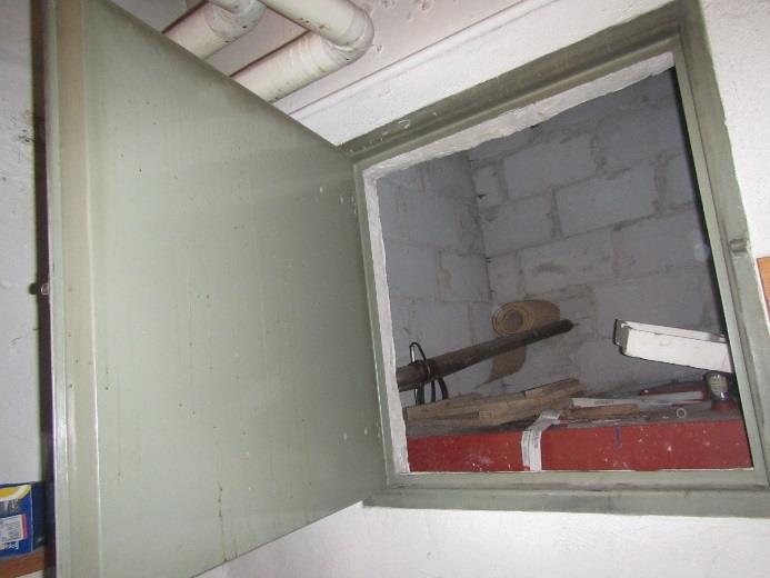 Toimisto rakennuksessa havaittiin vanhoja palo-ovia jotka saattavat sisältää asbestia. Kuva 5. Palo-ovi, joka saattaa sisältää asbestia. Kuva 6. Palo-luukku, joka saattaa sisältää asbestia. 3.