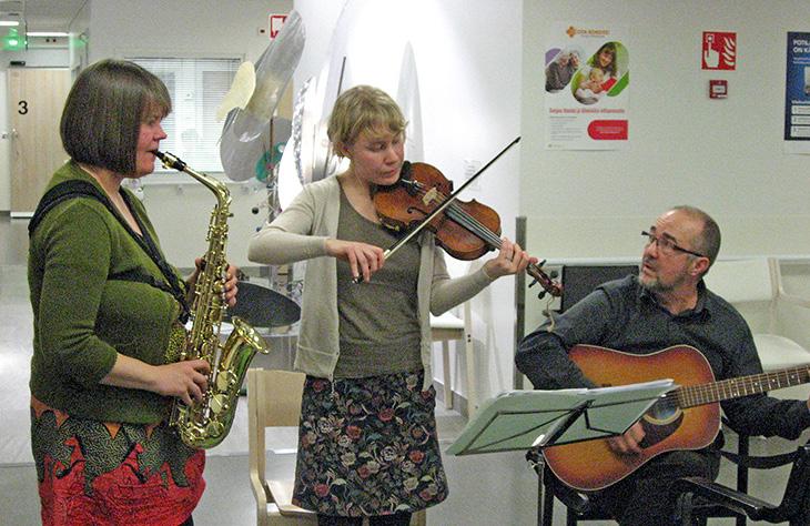 hoitovuoroissa olevia dialyysihoidon aikana. Kuukausittainen kulttuuritunti pidettiin munuaiskeskuksen aulassa samansisältöisesti joka kuukauden viimeisellä viikolla sekä maanantaina että tiistaina.