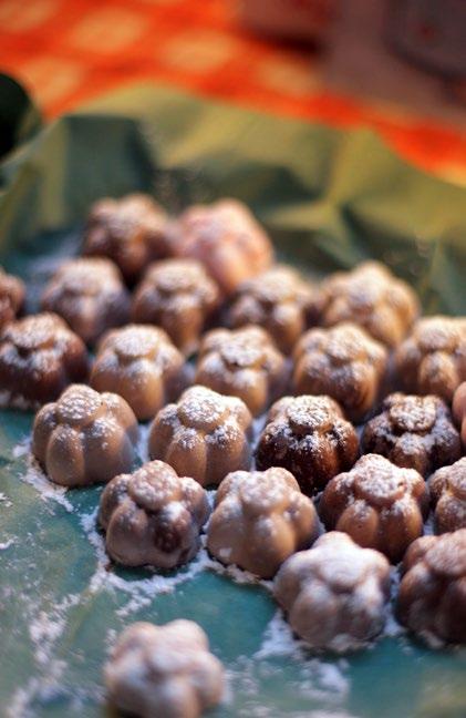 046 539 3744 (in English). 13 Kotona tehtyjä suklaakarkkeja ja leivonnaisia Suomen jouluun hurahtanut Putrinojen suurperhe ottaa vieraat vastaan avosylin keltaisessa 110 vuotta vanhassa talossaan.