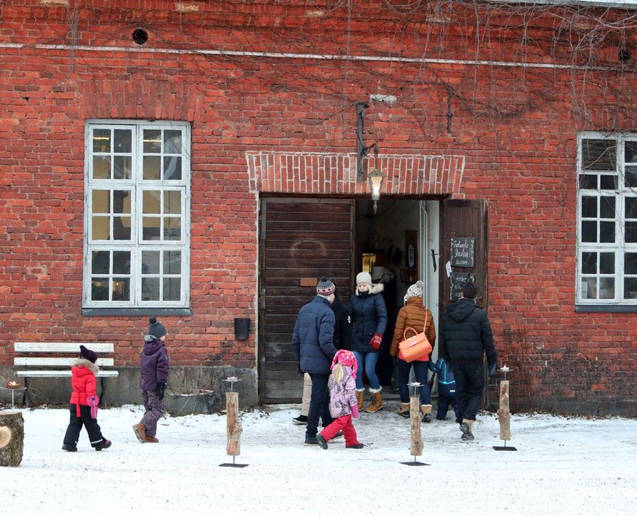 Paljon ohjelmaa lapsiperheille sekä ruoan ja käsitöiden myyjiä. Kuvauta itsesi joulupukin kanssa hänen pajassaan! Myös joulupuuroa ja glögiä on myynnissä.