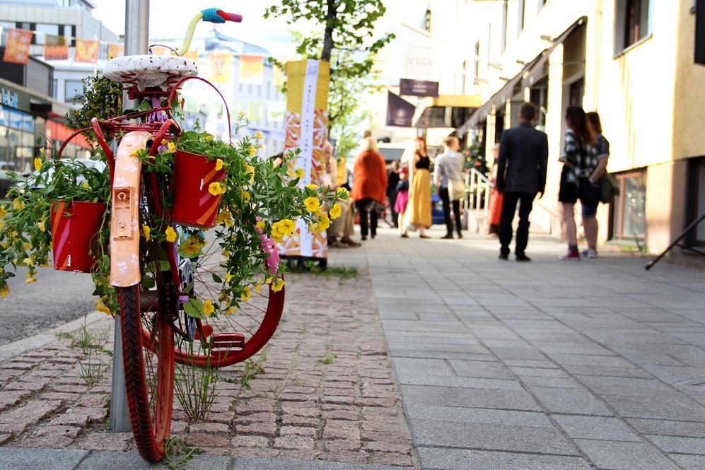 Liike-elämän palvelut Ammatillinen, tieteellinen ja tekninen toiminta; Hallinto- ja tukipalvelutoiminta (sis.