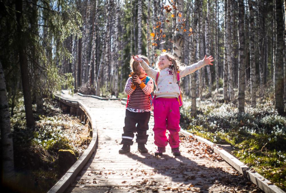 Toimialojen kehitys Toimialojen kehitys Kaivostoiminta erottuu pitkän aikavälin trendikehityksessä muita toimialoja positiivisemmalla liikevaihto- ja henkilöstömääräkehityksellään.